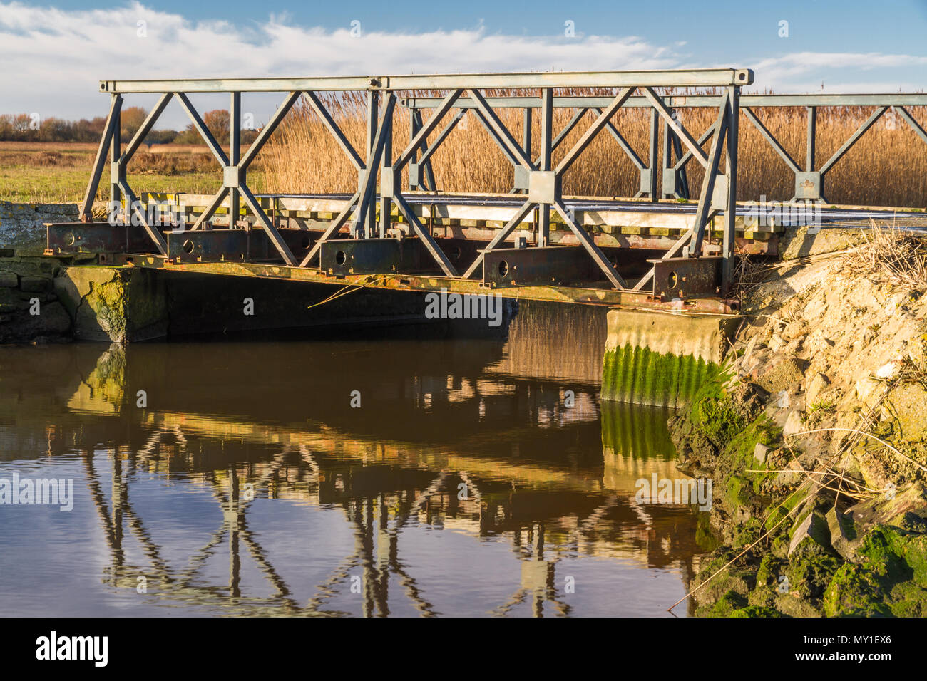 Prototipo di ponte Bailey, vicino a dove è stato inventato. Stanpit Marsh, Christchurch, Dorset, England, Regno Unito Foto Stock