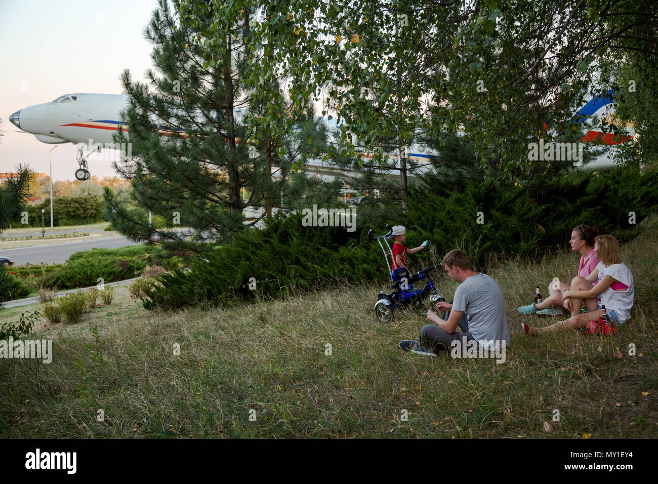 Chisinau, Moldavia, la gente sulla zona verde a Chisinau airport Foto Stock