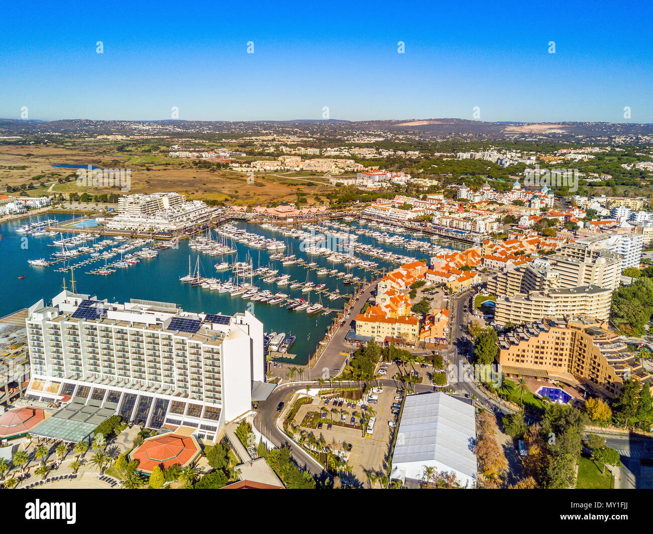 Vista aerea di Vilamoura con suggestiva marina e resorts, Algarve, PORTOGALLO Foto Stock