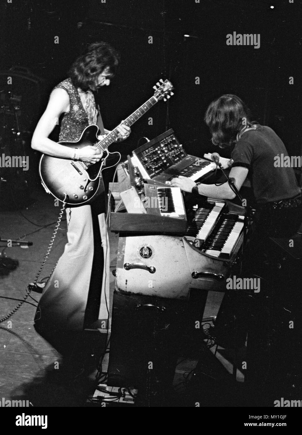 Gruppo Rock Caravan fotografati a Manchester Free Trade Hall in 1975, touring l'astuzia di acrobazie album. Mostra fotografica di Geoff Richardson sulla chitarra e violino e Dave Sinclair su organo Hammond, sintetizzatori. Caravan erano una grande band e di solito legata a Canterbury per la scena musicale in Inghilterra e ha prodotto qualche buon album senza mai raggiungere i livelli che ci si aspetta da loro commercialmente. Foto Stock