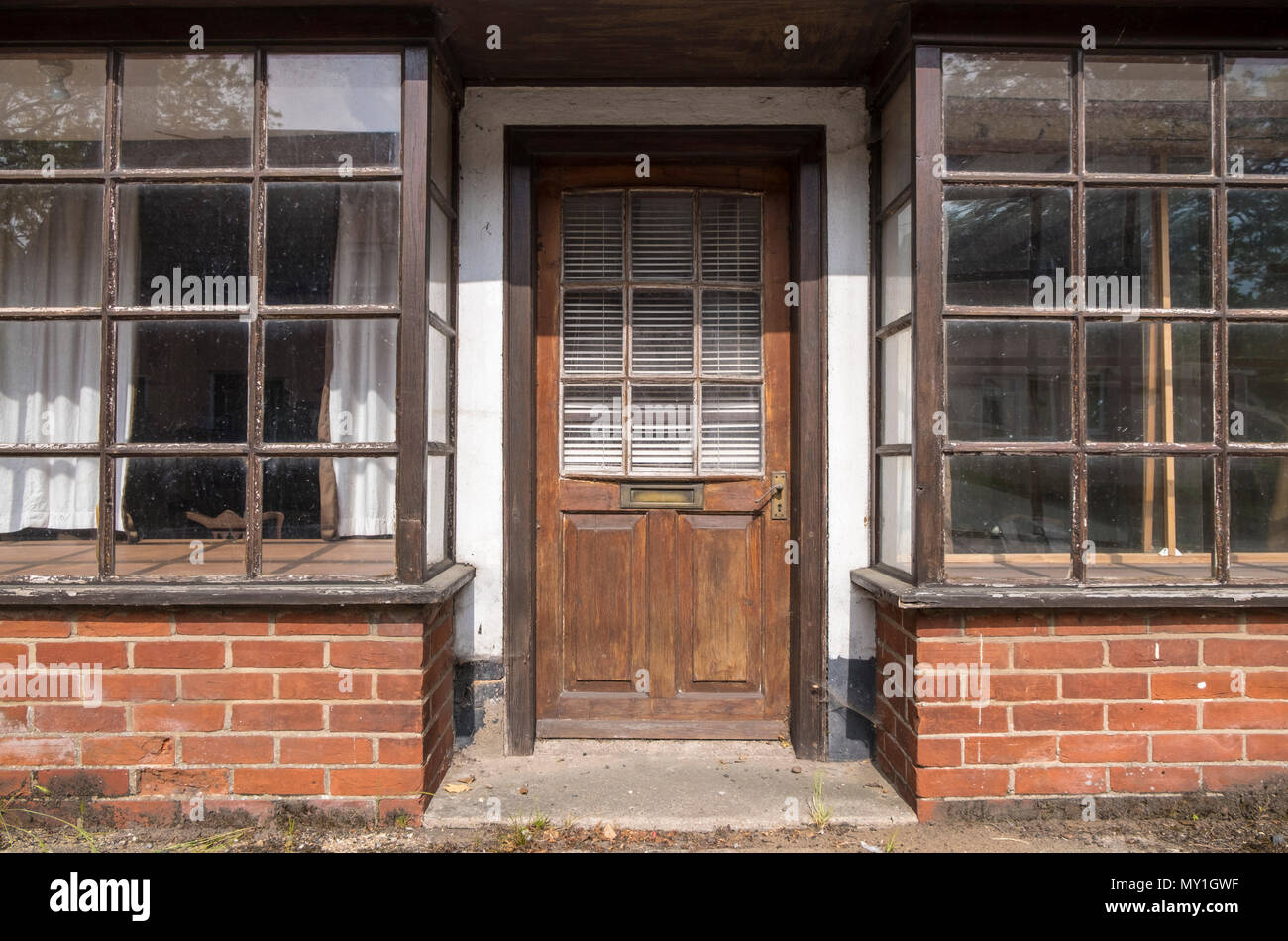 Ex shop e svuotare le vetrine di un negozio del villaggio. Suffolk, Regno Unito. Foto Stock