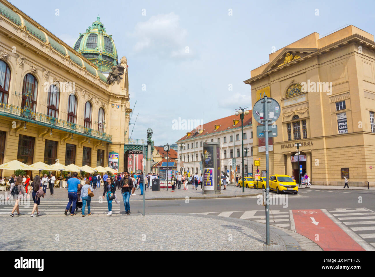 Obecni dum e teatro Hibernia, Namesti Republiky, Praga, Repubblica Ceca Foto Stock