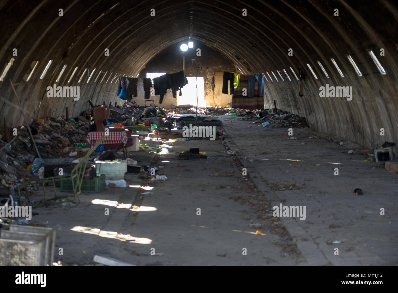 Abbandonato senzatetto Nissen capanna, Praga, Repubblica Ceca. Foto Stock