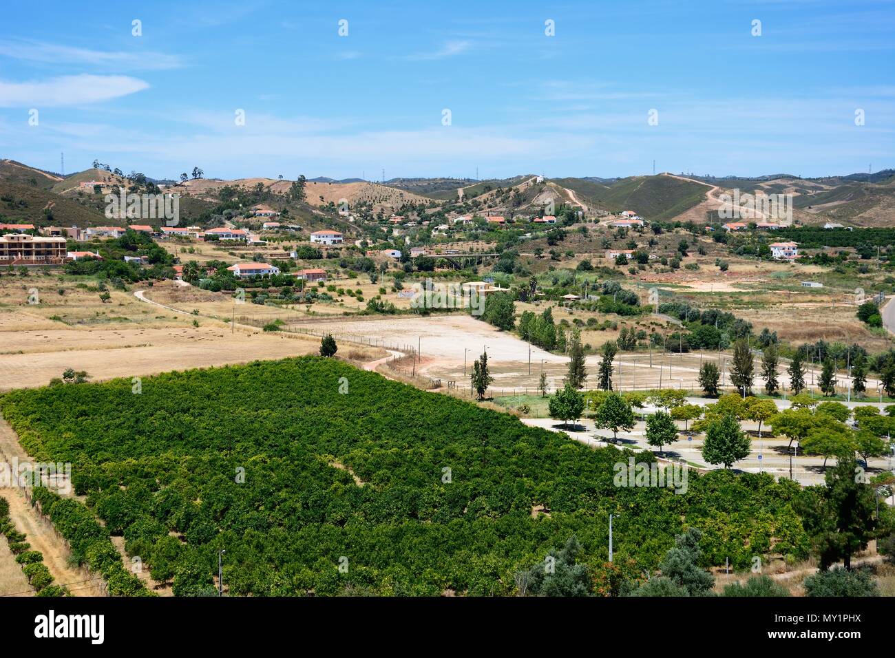 Vista in elevazione di frutteti e campagna vista dal castello merlature, Silves, del Portogallo, dell'Europa. Foto Stock