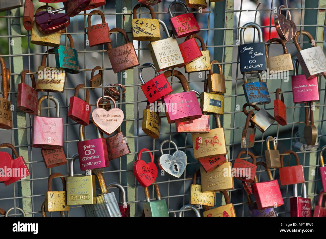 Amore blocca Landungsbrücken Amburgo Germania Foto Stock