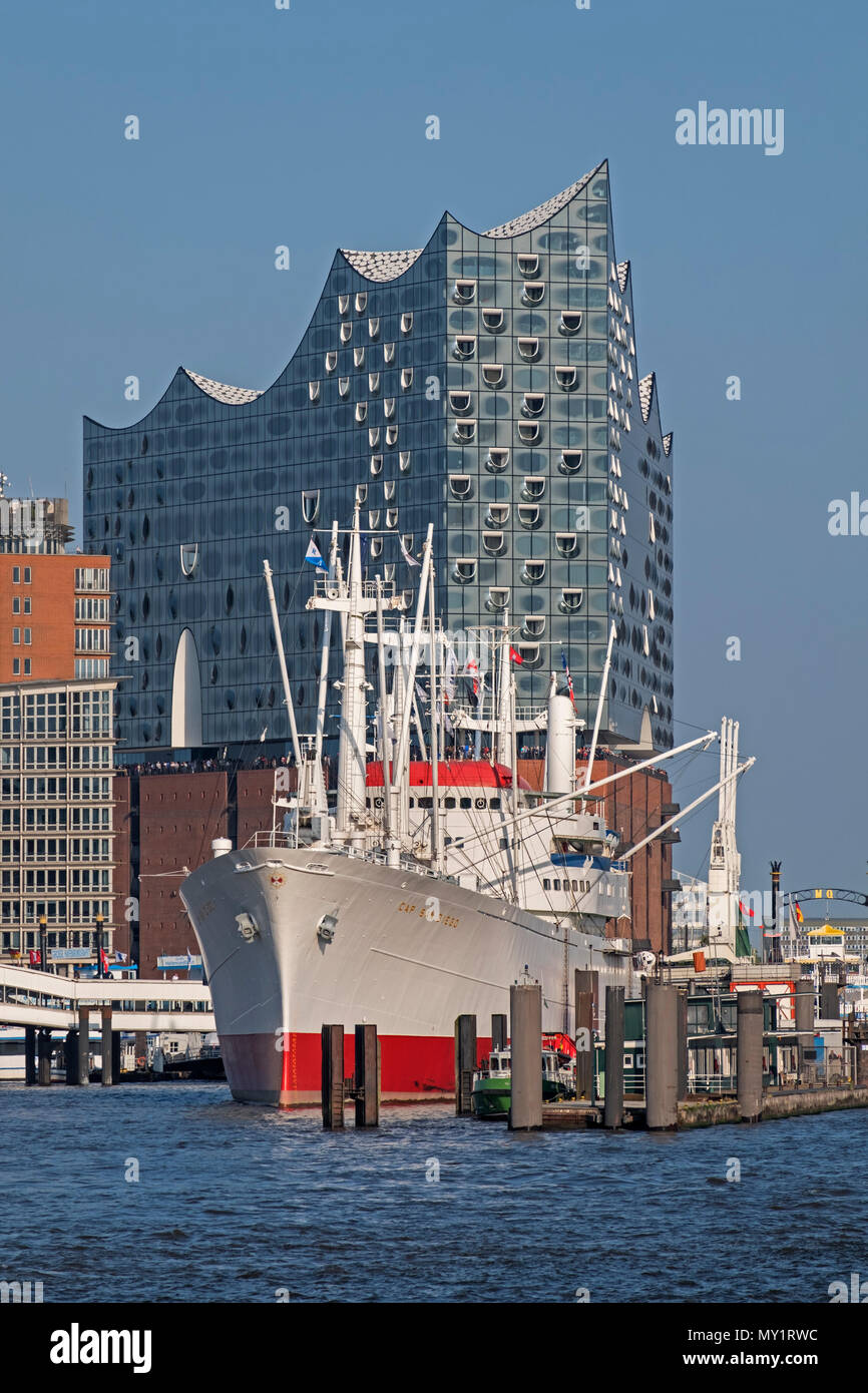 Elbphilharmonie concert hall e il cappuccio San Diego nave museo Amburgo Germania Foto Stock