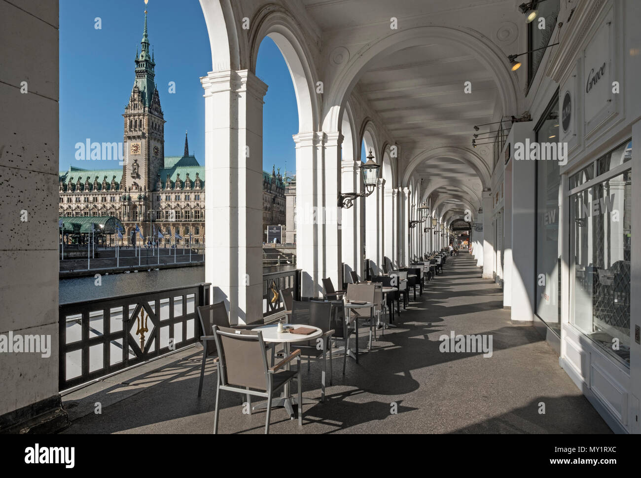 Il Rathaus Municipio e portici Alster Amburgo Germania Foto Stock