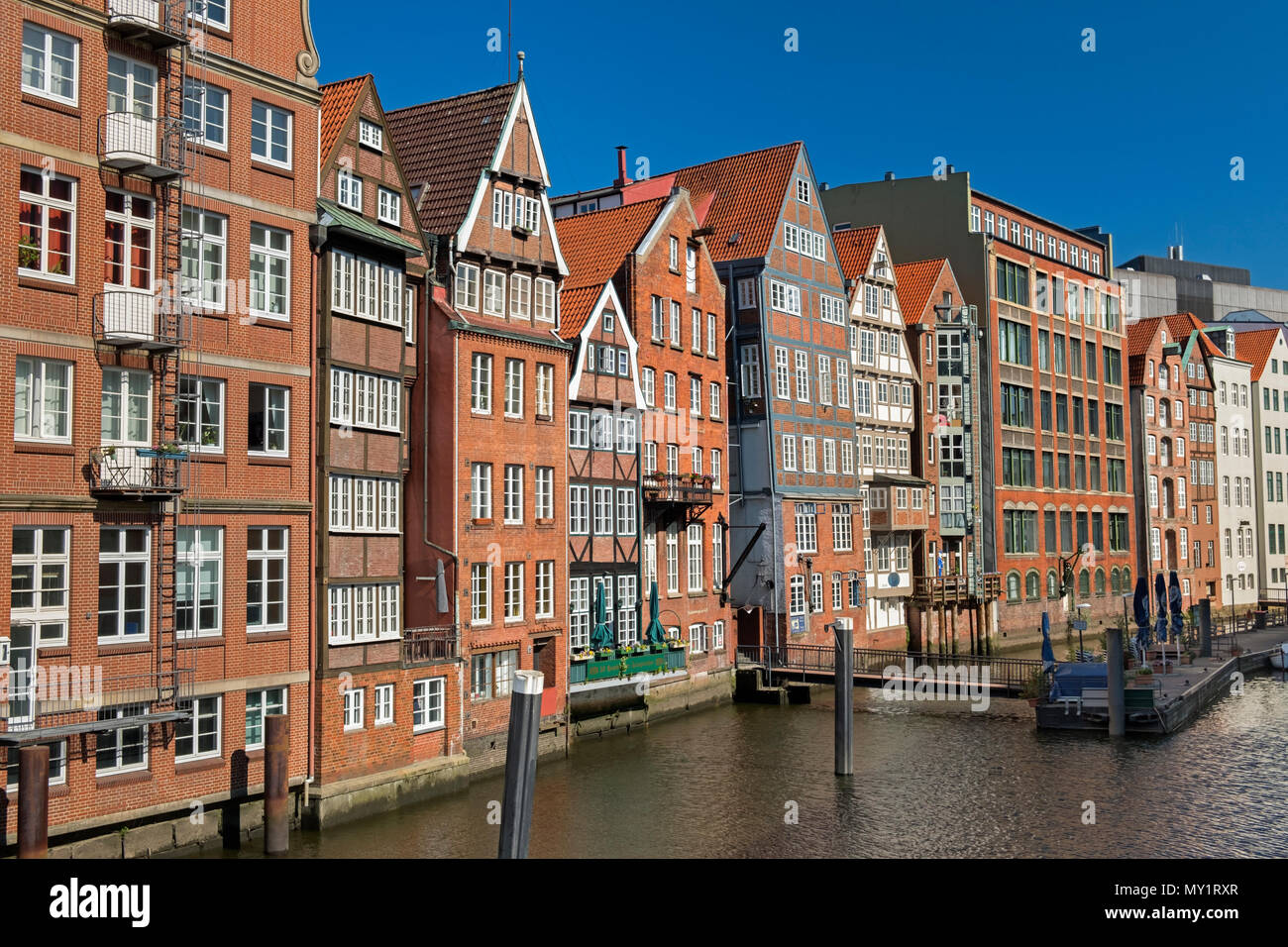 Nikolaifleet e case Deichstrasse Altstadt Amburgo Germania Foto Stock
