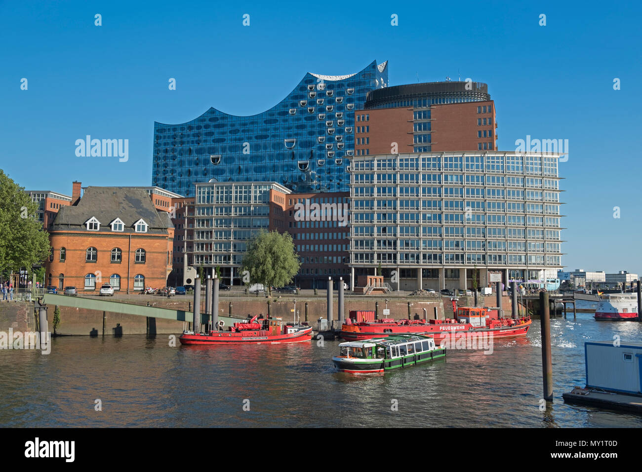Porta di HafenCity e Elbphilharmonie Amburgo Germania Foto Stock