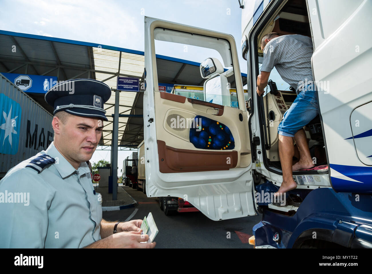 Tudora, Moldavia, il controllo di un autocarro sul confine Moldovan-Ukrainian Foto Stock