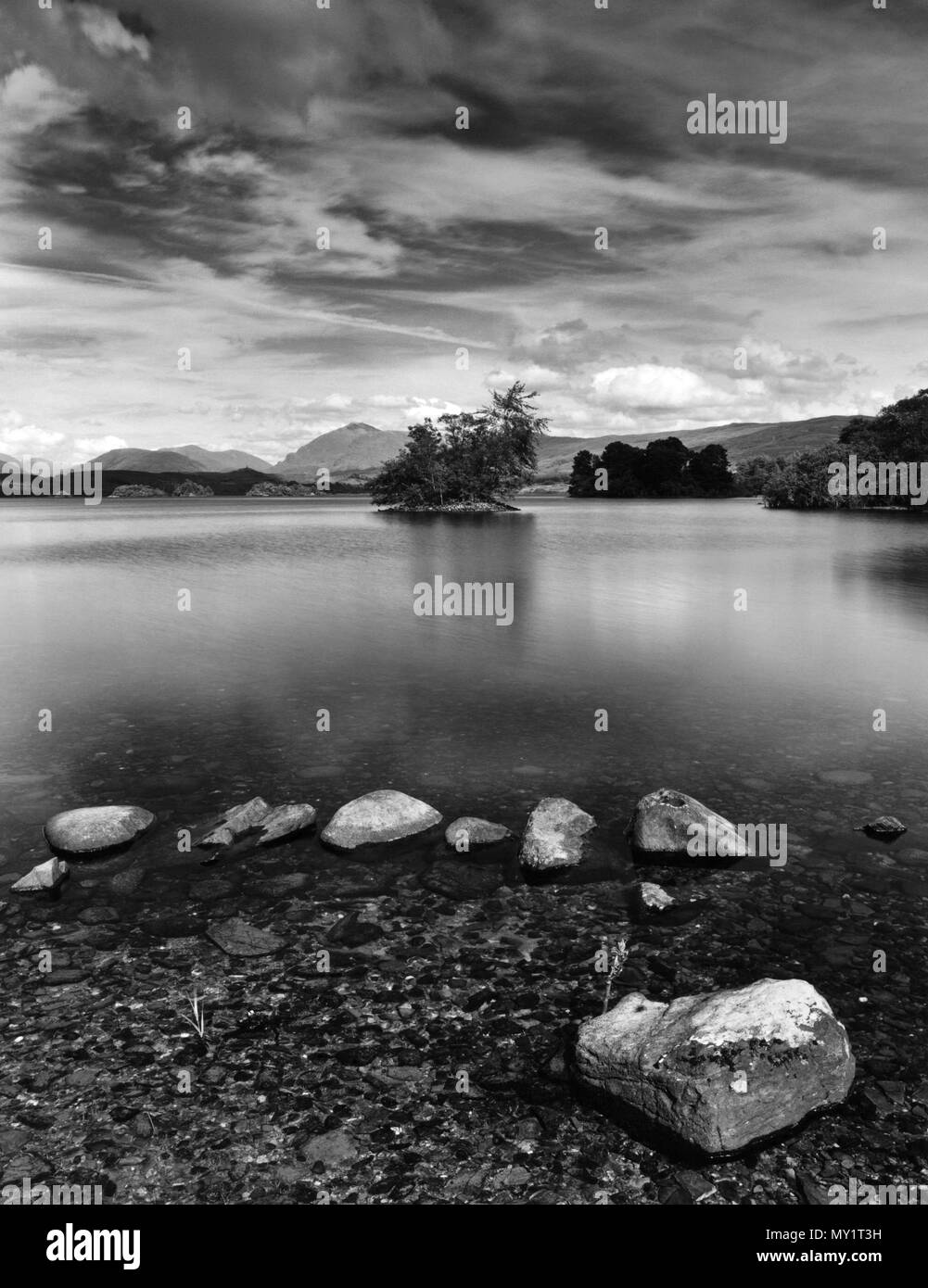 Consente di visualizzare e di Ardanaiseig crannog, un'isola artificiale situato dove il fiume entra Awe NW fine del Loch Awe, Argyll, Scozia: sito di una difesa home. Foto Stock
