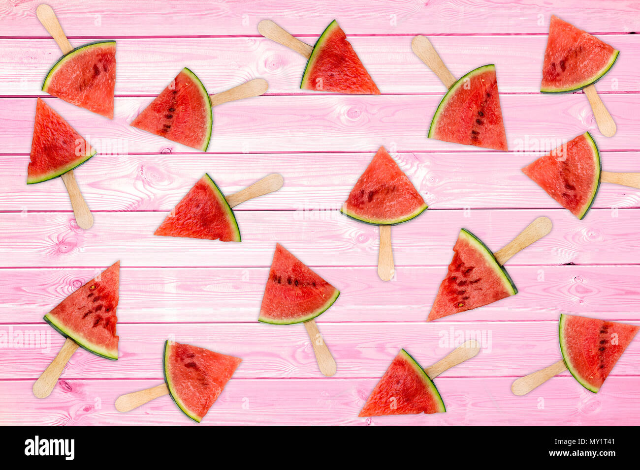 Molti anguria fresca popsicles rosa su tavole di legno, estate concetto di sfondo Foto Stock