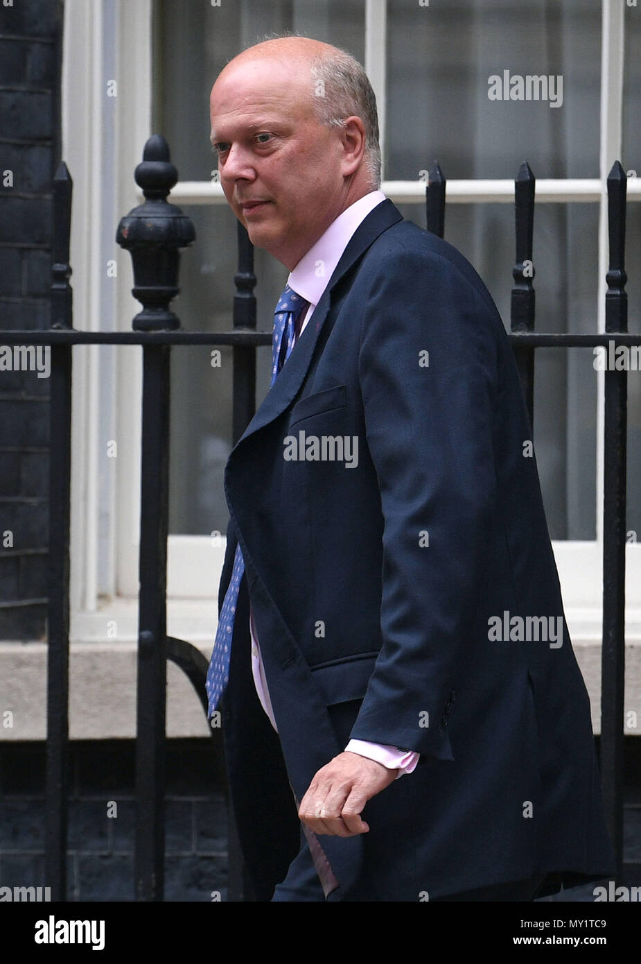 Segretario dei trasporti Chris Grayling lascia Downing Street, Londra, dopo una riunione del gabinetto. Foto Stock