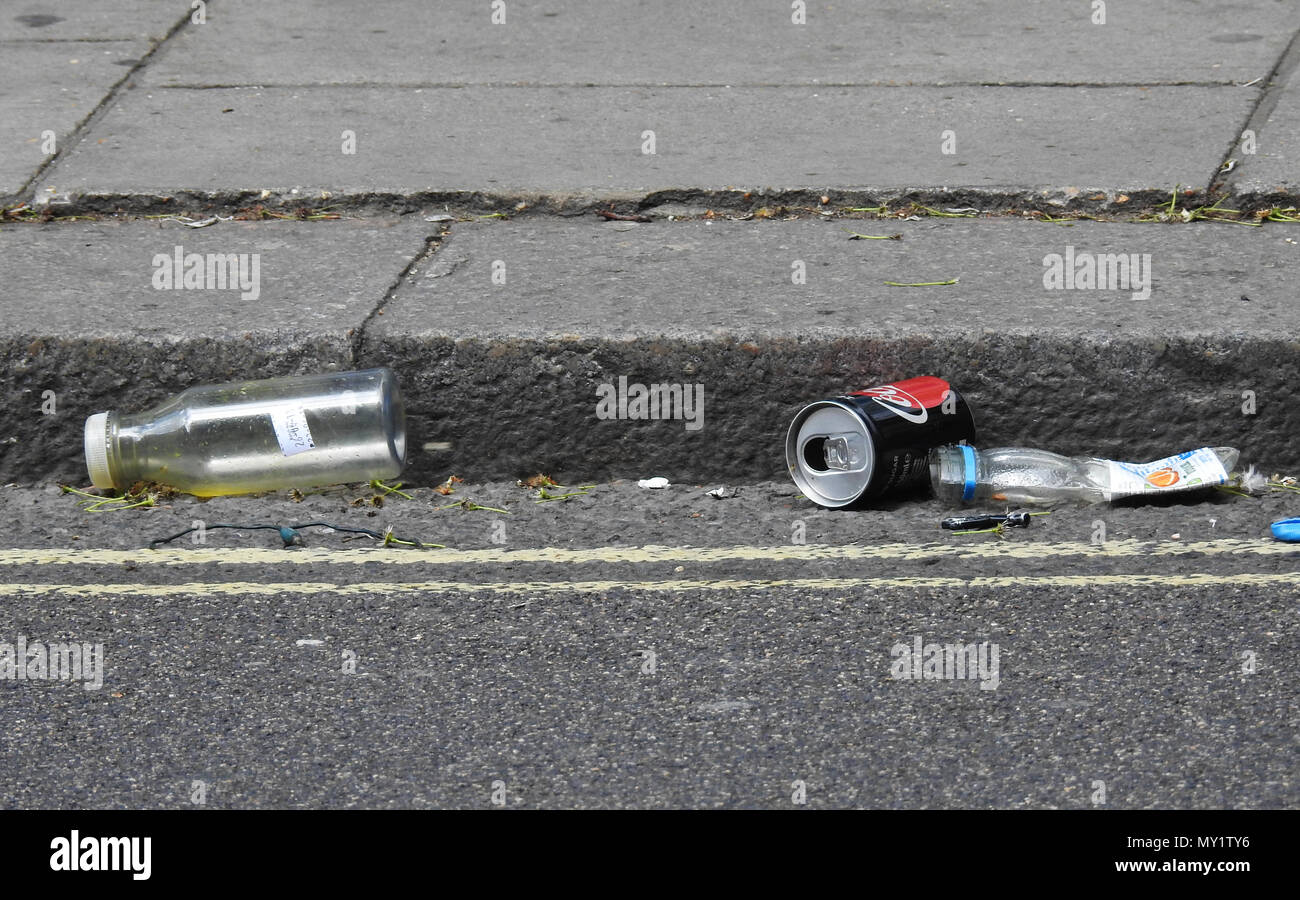 Rifiuti di plastica gettati in strada Foto Stock