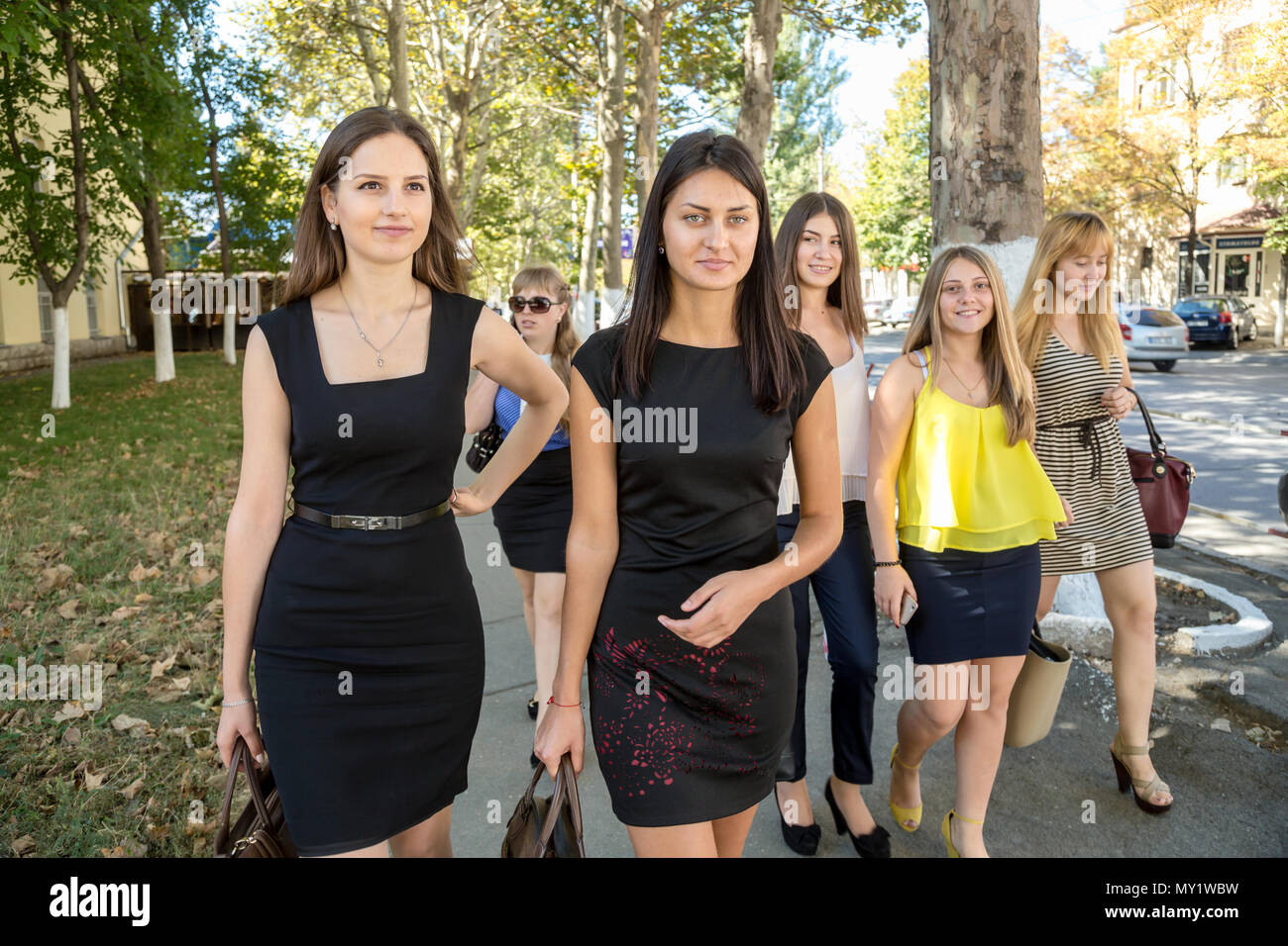 Chisinau, Moldavia, studenti di sesso femminile il primo giorno del nuovo anno accademico Foto Stock