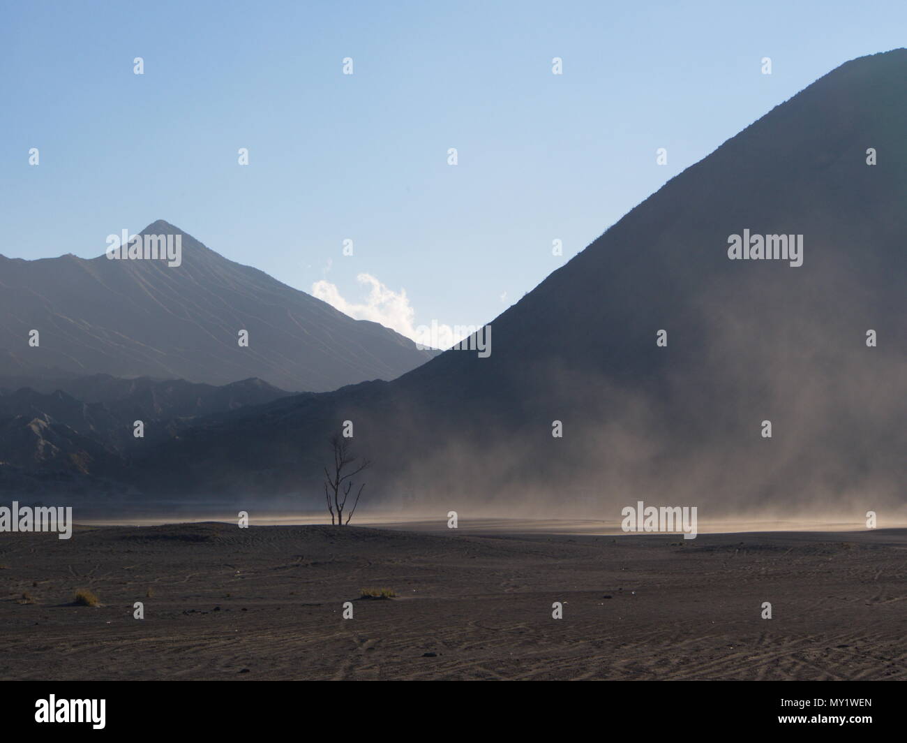 Il monte vulcano Bromo, la stupenda vista del Monte Bromo situato in bromo Tengger Semeru National Park, Java Orientale, Indonesia. 2012 ,9 Ottobre Foto Stock