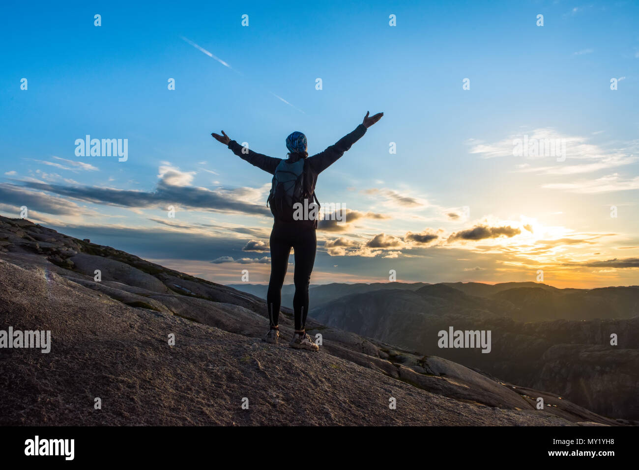Donna di successo silhouette di escursioni in montagna, ispirazione e motivazione in sunset Foto Stock