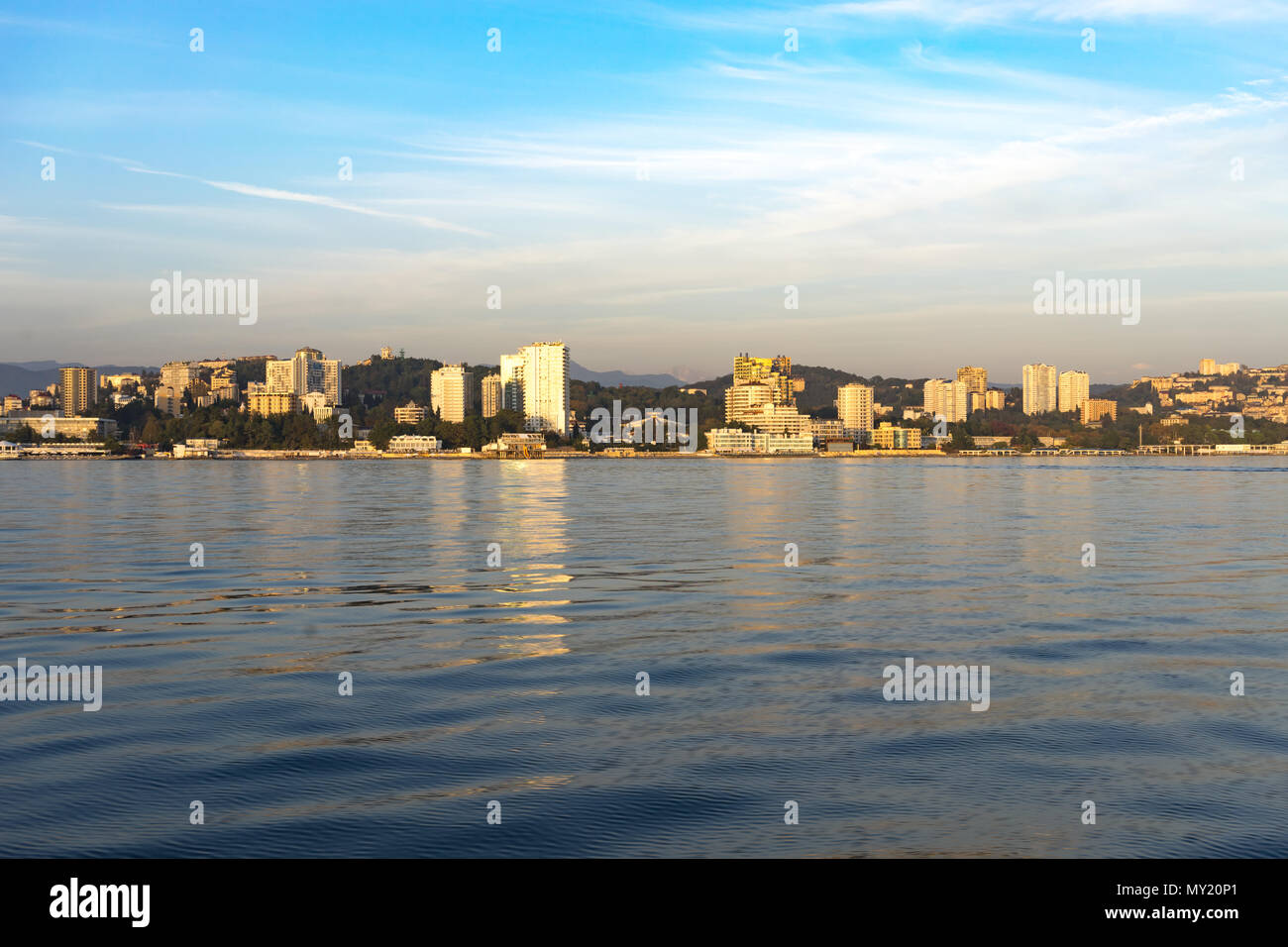 Sochi, Russia-October 8, 2016: vista mare dello skyline della città con edifici moderni. Foto Stock