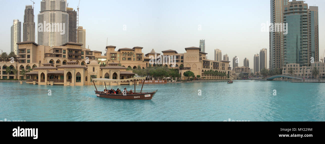 Dubai, Emirati Arabi Uniti - 09 maggio 2018. I turisti provenienti da Europa fare un viaggio per mare su una piccola vecchia privato barca di legno. Sullo sfondo- grattacieli di e Foto Stock