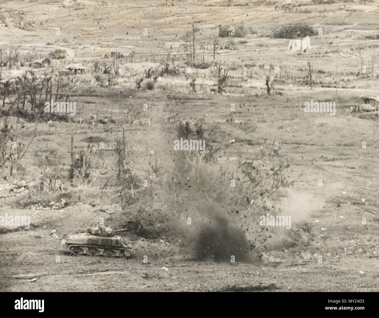 Durante la atack a Naha, capitale di Okinawa, serbatoi della sesta divisione marine disegnare il fuoco nemico Foto Stock