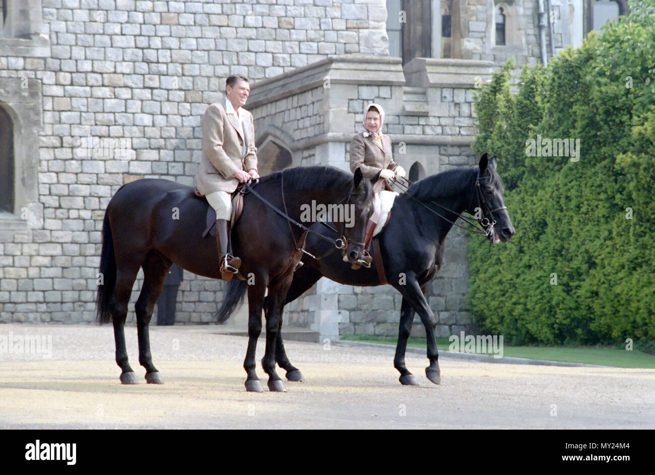 6/8/1982 Il Presidente Reagan e la Regina Elisabetta II a cavallo al Castello di Windsor in Inghilterra Foto Stock