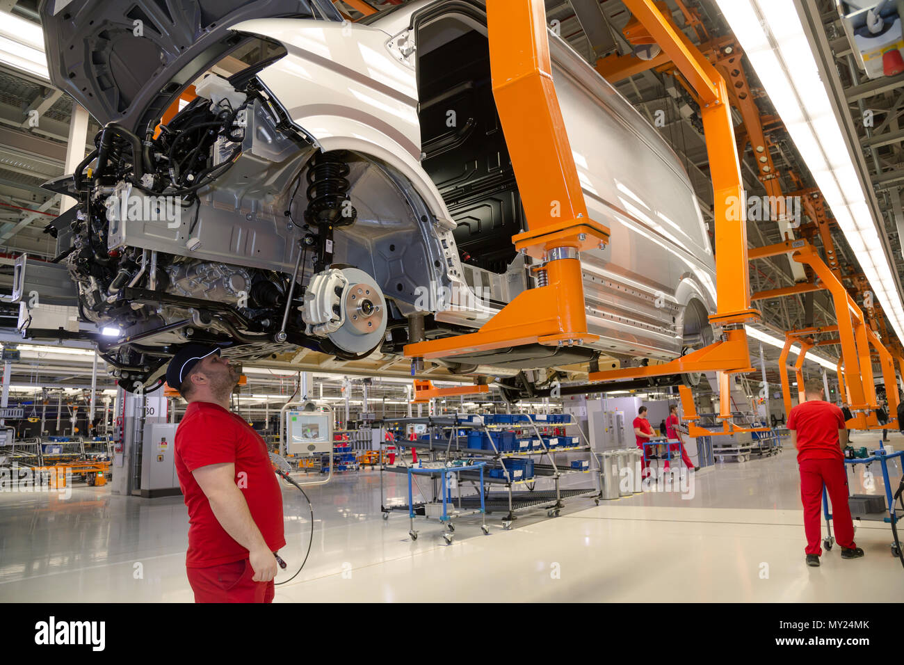 24.10.2016, Polonia, di Wielkopolska, Wrzesnia - Costruzione della nuova CR, linea di montaggio nella nuova fabbrica della Volkswagen Veicoli Commerciali. Con Foto Stock