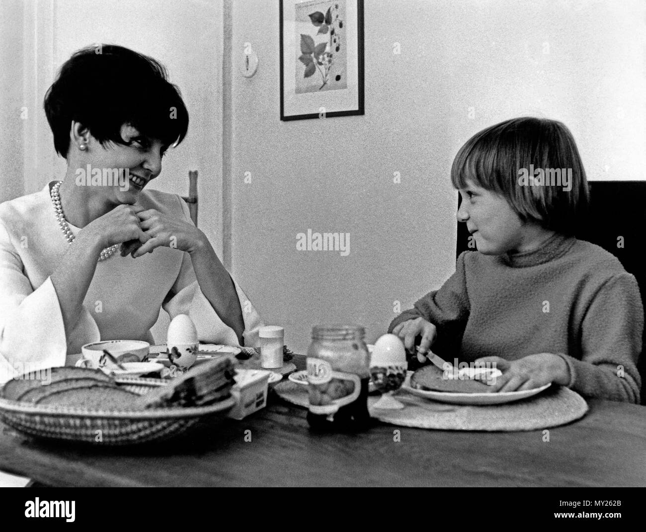 Ingrid Andree mit ihrer Tochter Susanne Lothar, Deutschland 1967. Attrice tedesca Ingrid Andree con sua figlia Susanne Lothar, Germania 1967. Foto Stock