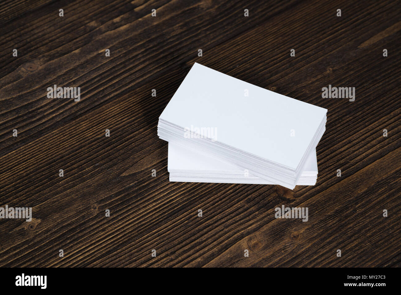 Blank business cards su legno tavolo di lavoro con copia spazio per aggiungere testo ID. e un logo azienda concept idea. Foto Stock