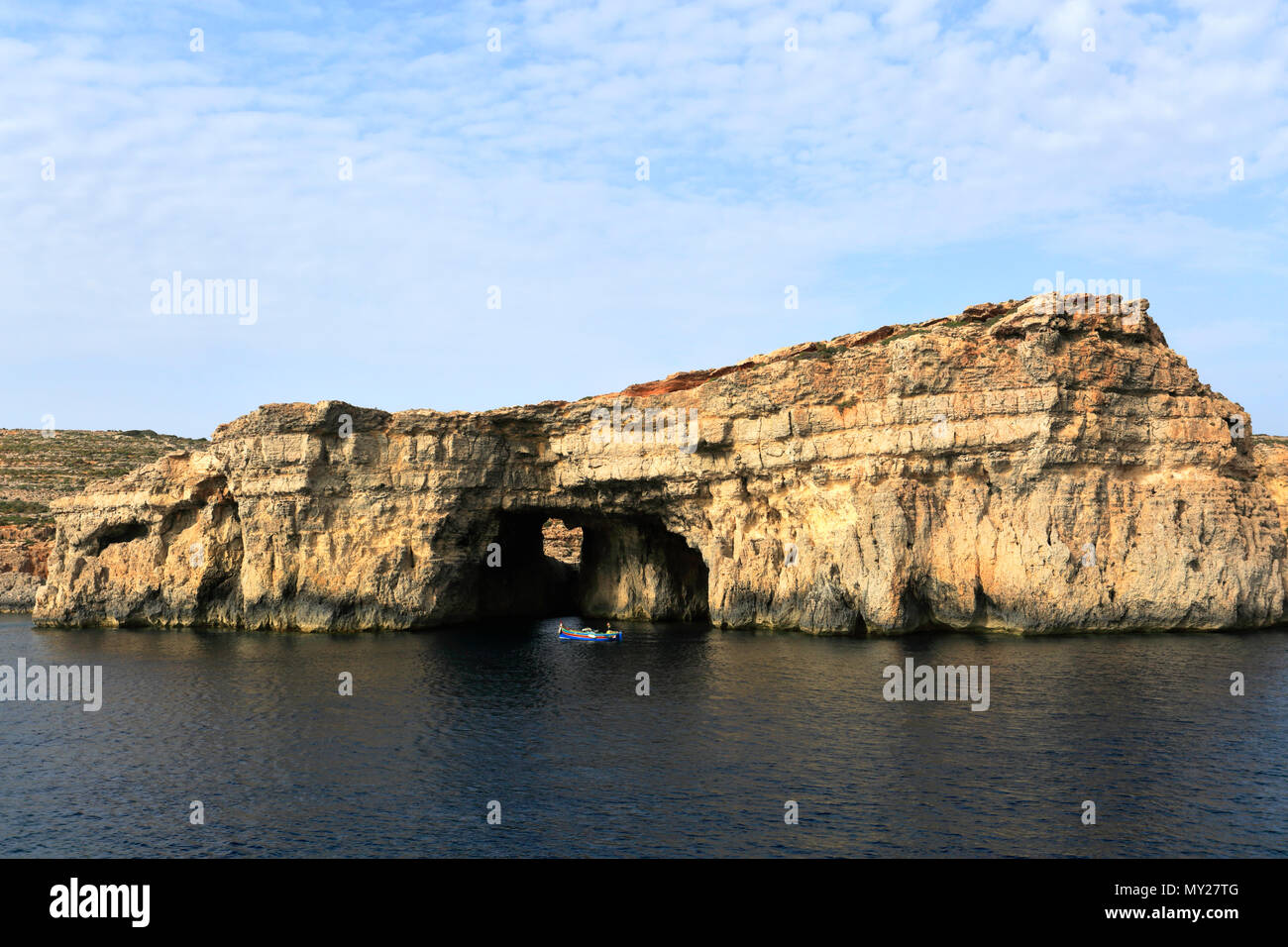 Grotte sulla costa di Isola di Comino e Malta Foto Stock