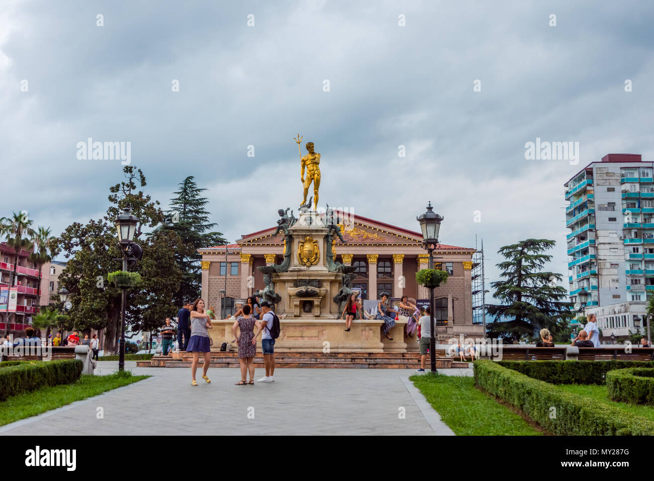 Batumi, Georgia - 25 agosto 2017: 6 persone godendo il più tardi nel pomeriggio in piazza Europa nella parte anteriore della statua di Medea nel centro della città Foto Stock