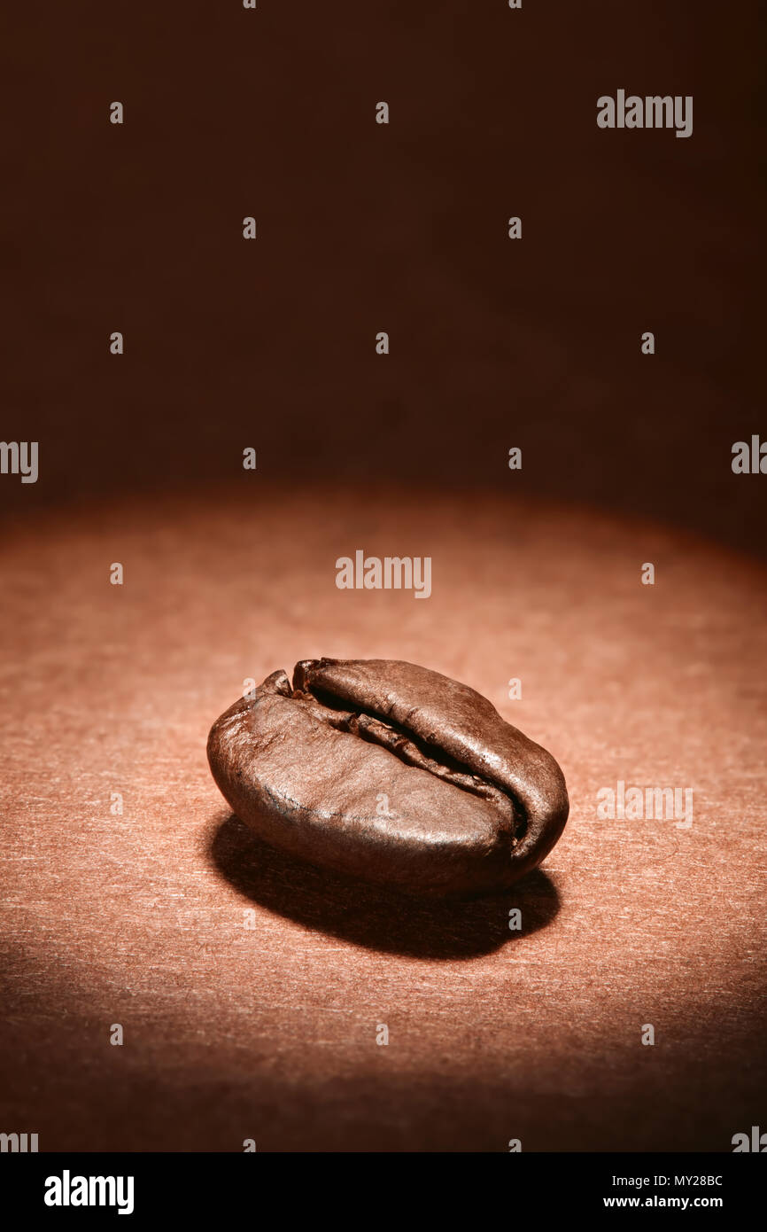 Solo il caffè torrefatto bean su sfondo marrone. Macro close up shoot. Foto Stock