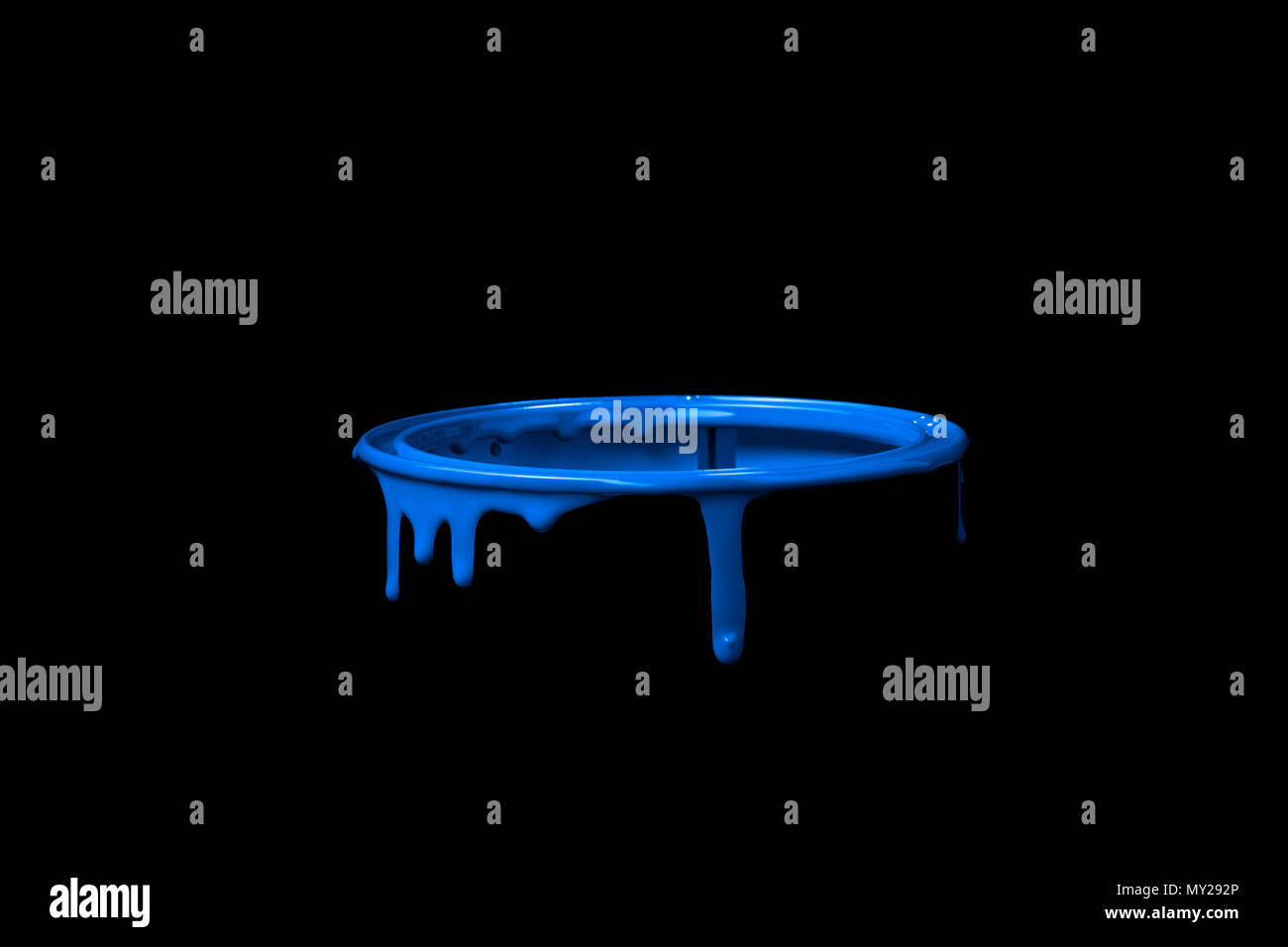 Vernice colorata perde giù sulla parete della benna in metallo. Isolato su sfondo nero Foto Stock