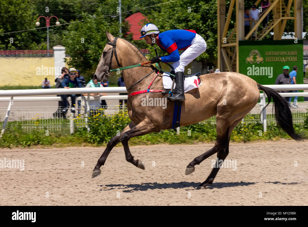 PYATIGORSK, Russia - 04 giugno 2018:Evgeni Jockey Tarasov la preparazione per la gara per il premio del Bolshoi Letni sul Racecourse Pyatigorsk, uno dei th Foto Stock