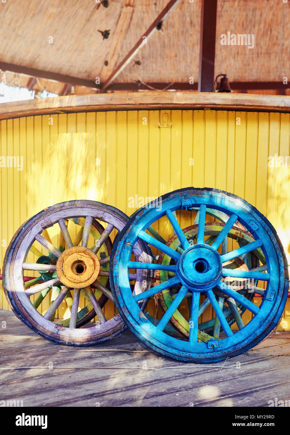 Decorative colorate retrò carrello ruote in legno Foto Stock