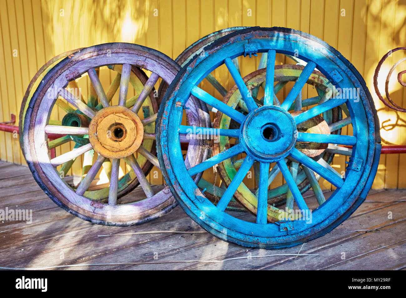 Decorative colorate antiche ruote in legno Foto Stock