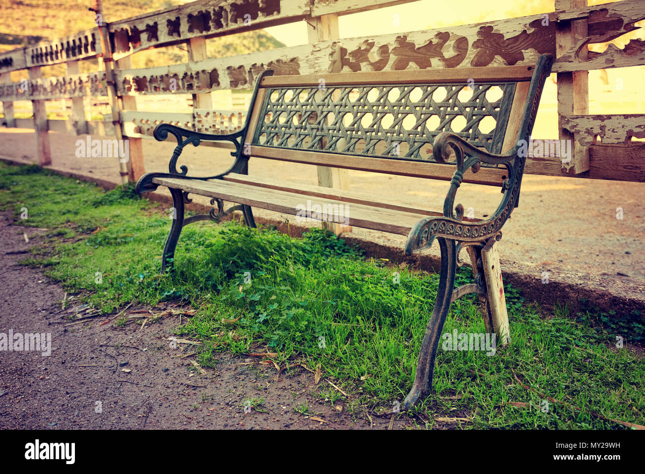 Vintage in legno ferro battuto banco nella parte anteriore delle spalle di un fienile in una zona rurale Foto Stock