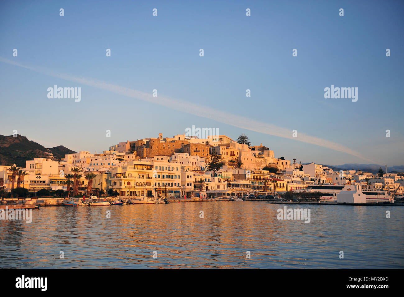 NAXOS, Grecia - 12 Marzo: vista al tramonto di Naxos città vecchia, Cicladi, Grecia il 12 marzo 2018. Foto Stock