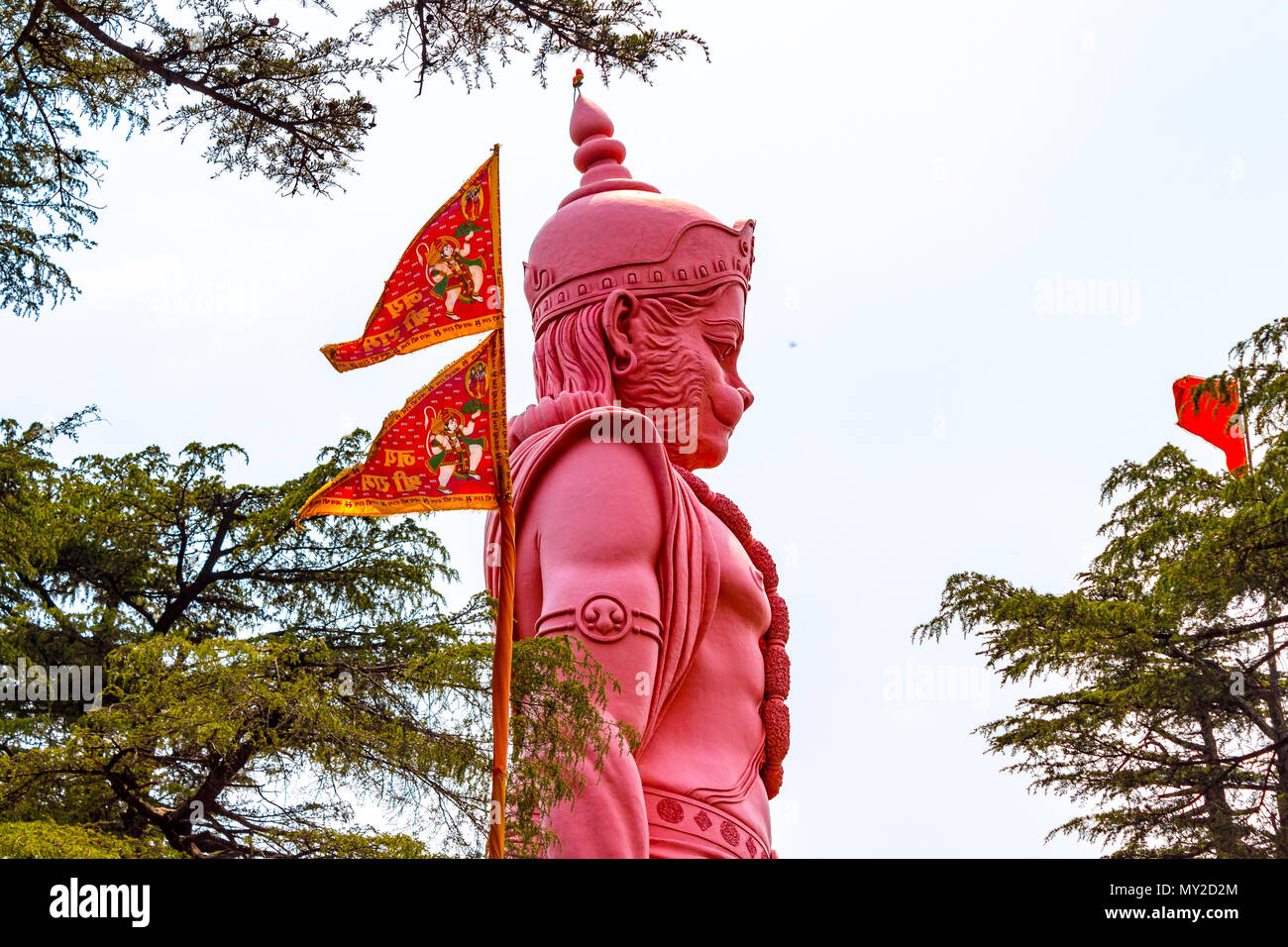 Signore Hanuman statua nel Tempio Jakhu situato nella bellissima città di Shimla, Himachal Pradesh, India. Testo Hindi significato ' Ave Signore Ram'. Foto Stock