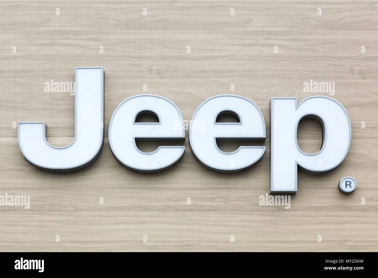 Macon, Francia - 27 Maggio 2018: Jeep logo su una parete. Jeep è una marca di automobili americane e una consociata interamente di proprietà di Chrysler Fiat Automobiles Foto Stock