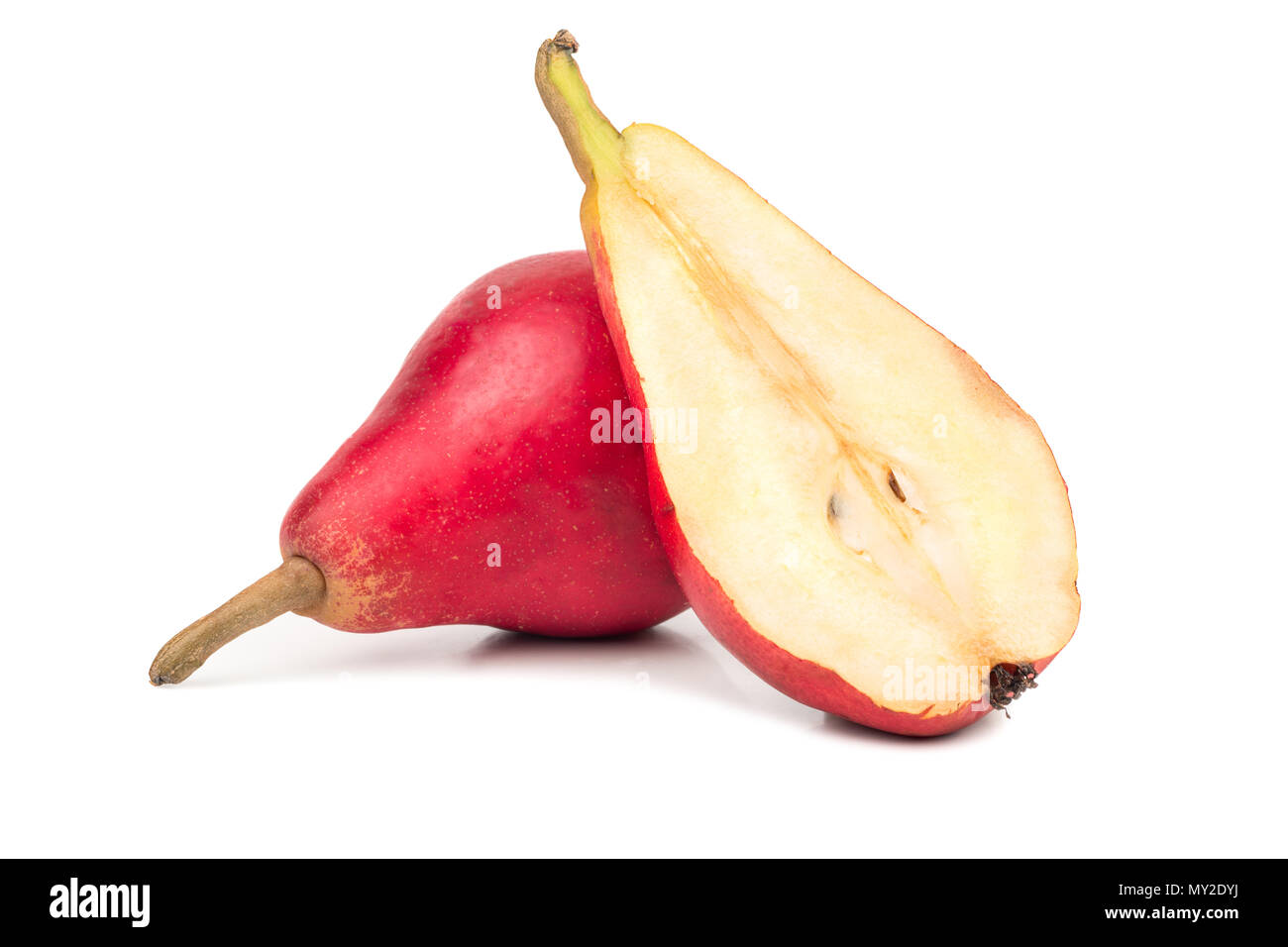 Rosso di frutta pera con metà su sfondo bianco Foto Stock