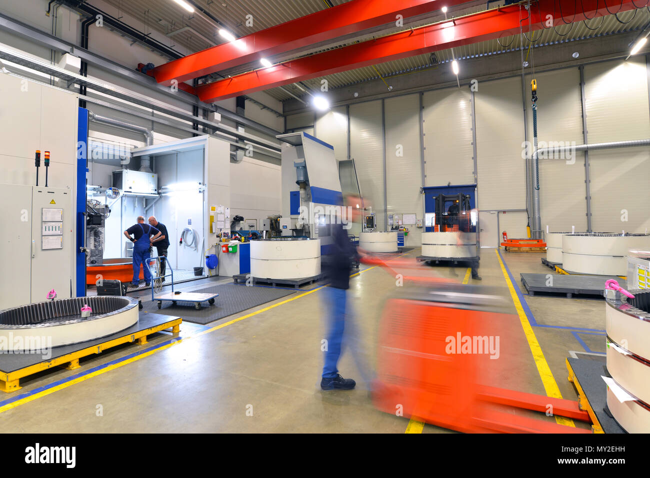 La fabbrica della moderna ingegneria meccanica - produzione di scatole per cambi di turbine eoliche - carrello trasporto Foto Stock