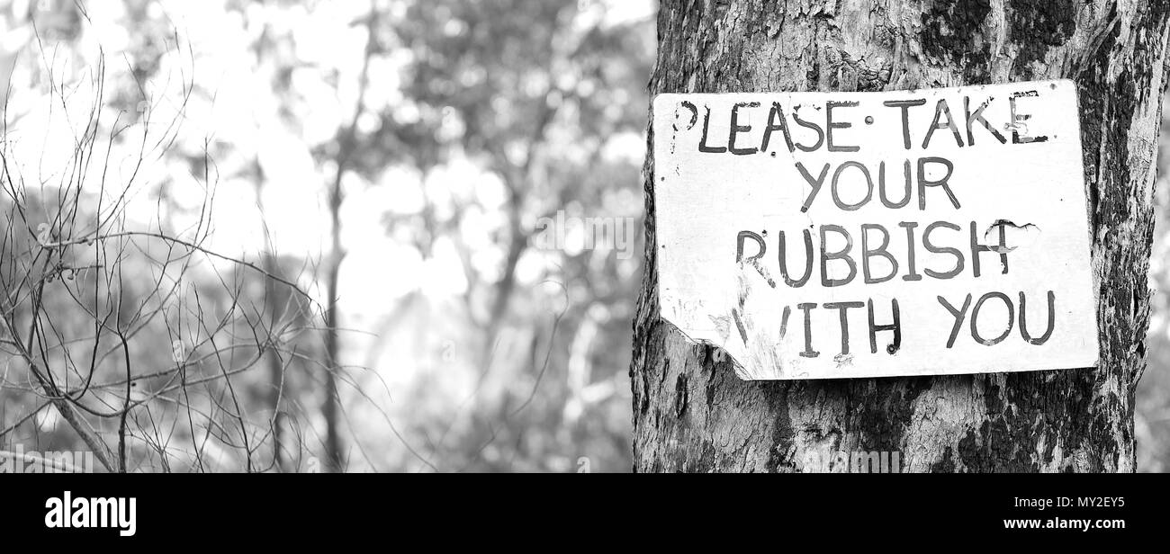 Più viste di un vecchio segno usurata post di istruire i partecipanti i pescatori bush camminatori escursionisti ad assumersi la responsabilità per la rimozione di tutti i rifiuti nel cestino della spazzatura Foto Stock