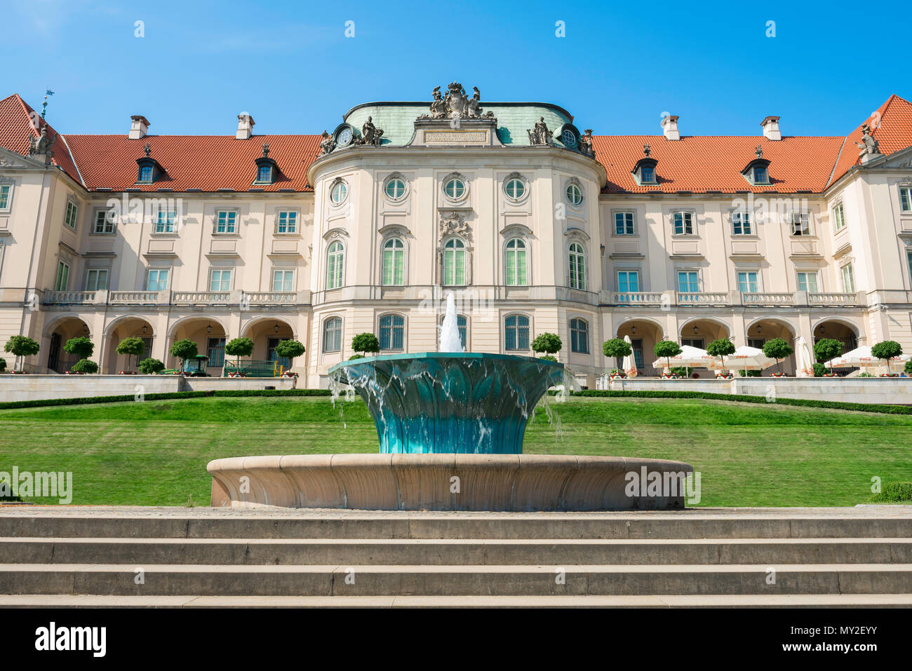 Varsavia Castello Reale, vista di jade-fontana colorata in un paesaggistico giardino nella parte posteriore del Castello Reale di Varsavia, Polonia. Foto Stock