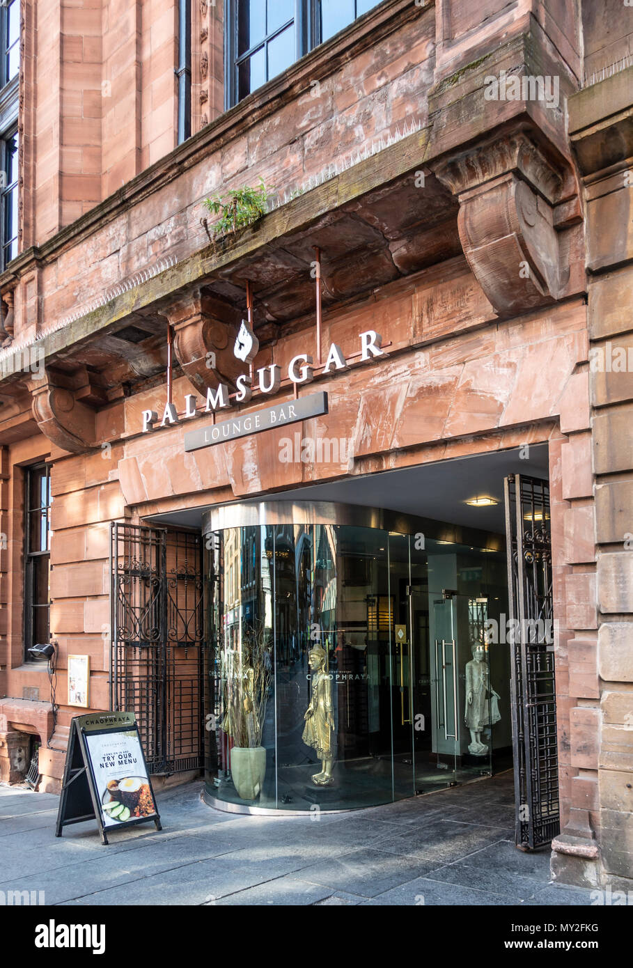 Ingresso al Palm Sugar Lounge Bar, situato nel vecchio edificio Athaneum Nelson Mandela Square, il centro della città di Glasgow, Scotland, Regno Unito. Foto Stock