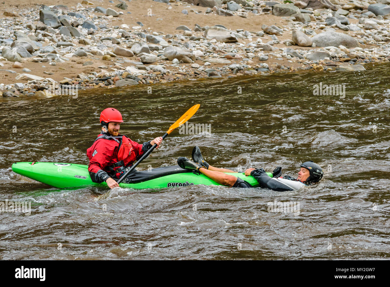 Fiume Spey TAMDHU SCOZIA CANOEIST CANOA KAYAK KAYAK SINGOLO CON UN ALTRA PERSONA equitazione sulla parte anteriore del kayak Foto Stock