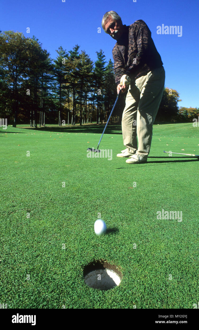 Un giocatore di golf putting in autunno in Foxboro, Massachusetts, STATI UNITI D'AMERICA Foto Stock