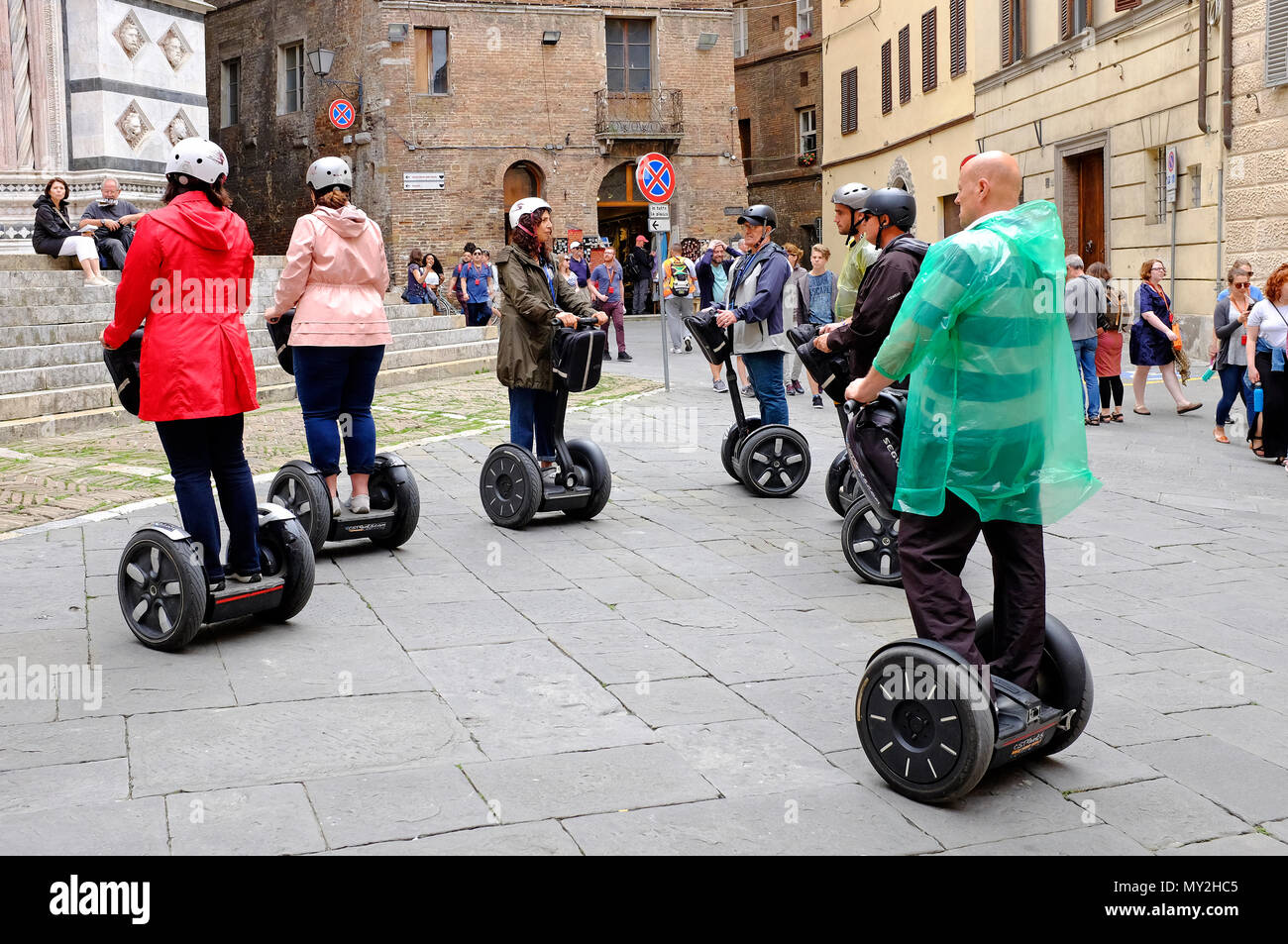 I turisti in segway macchine di trasporto, Siena, Toscana, Italia Foto Stock