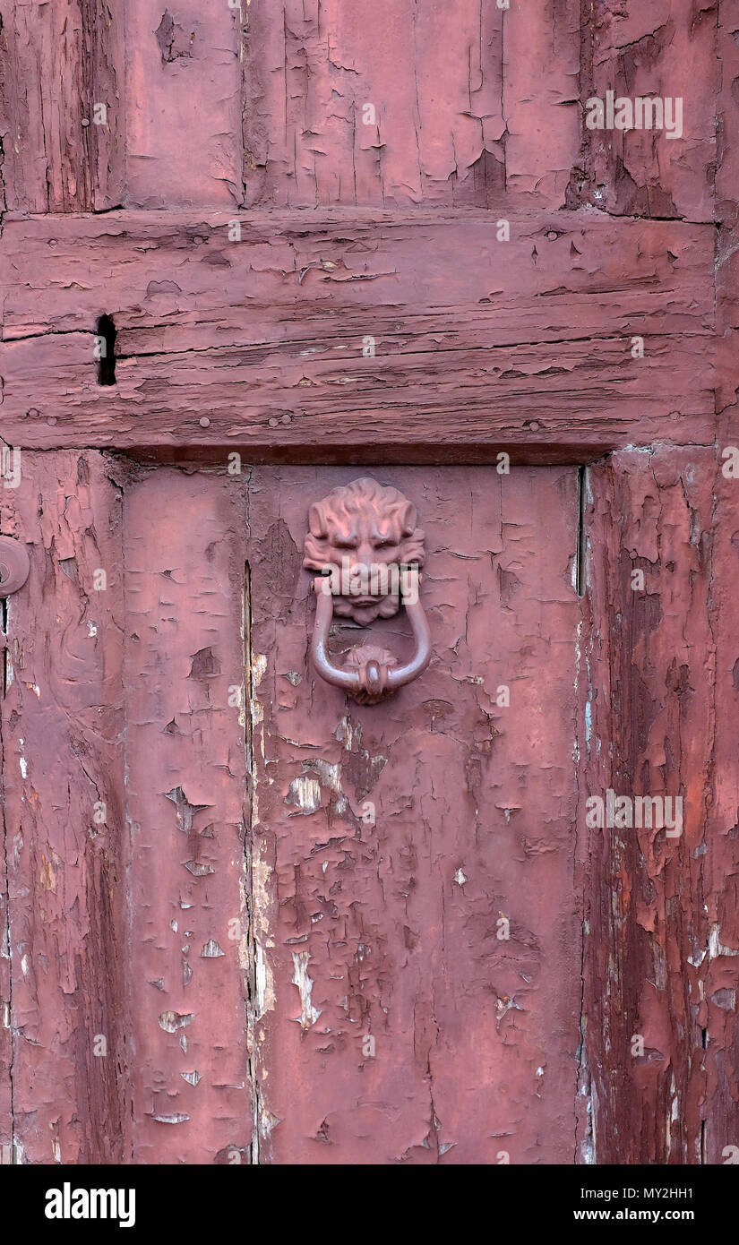 Vecchio weathered dipinta di rosso, Porta Venezia, Italia Foto Stock