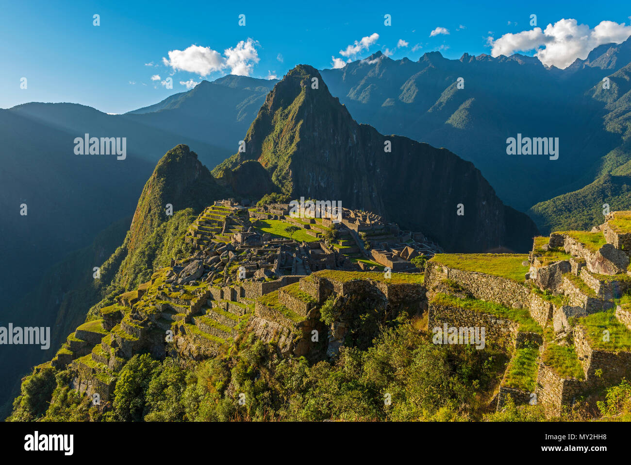 Ampio angolo di paesaggio delle famose rovine Inca di Machu Picchu al tramonto nella sacra Valle di Urubamba vicino alla città di Cusco, Perù, Sud America. Foto Stock