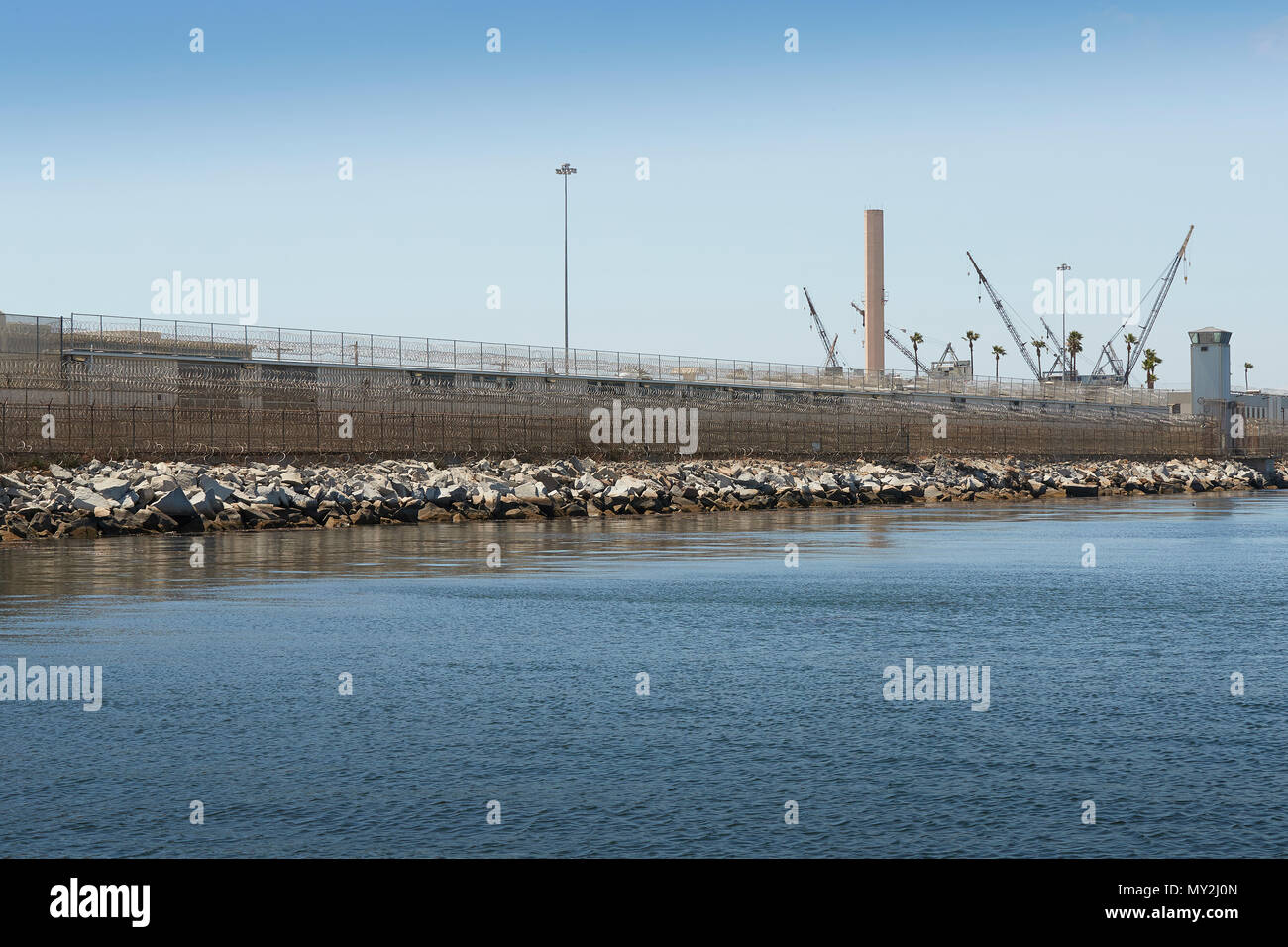 Filo di rasoio recinzione che circonda la Federal imprigionare, Isola terminale, Los Angeles, California, USA. Foto Stock